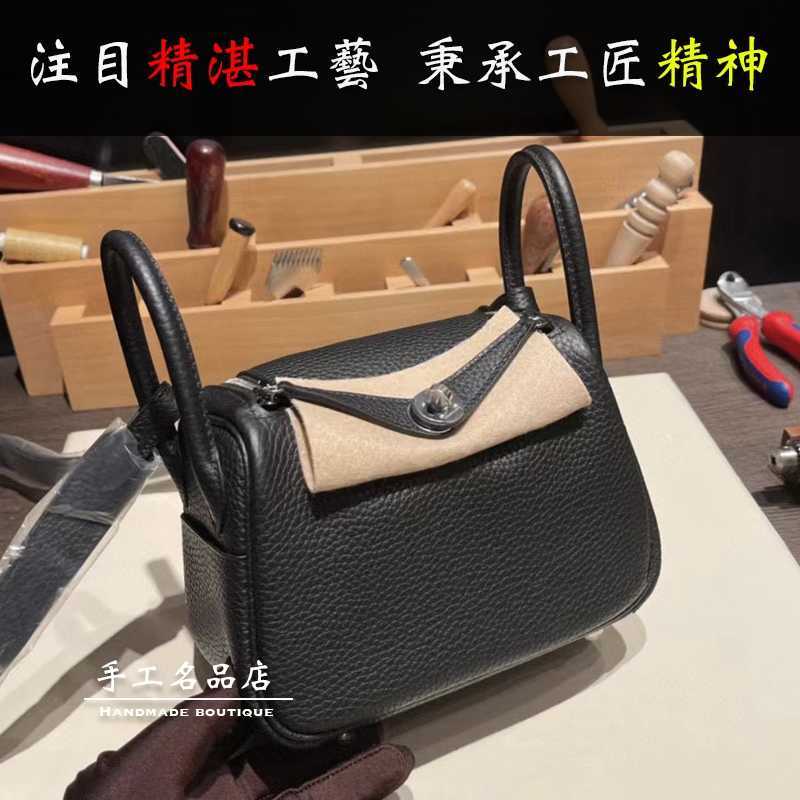 5A Bags Lindy26 Fully handmade new single shoulder crossbody mini bag doctor's bag lychee pattern top layer TC calf leather women's bag, Sky blue
5A Bags Lindy26 Fully handmade new single shoulder crossbody mini bag doctor's bag lychee pattern top layer TC calf leather women's bag, Sky blue