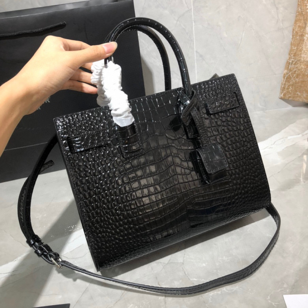 421863 Classic women's handbag High-end quality crossbody bag The most elegant organ bag The exquisite crocodile embossedshoulder bag is very expensive, Black
421863 Classic women's handbag High-end quality crossbody bag The most elegant organ bag The exquisite crocodile embossedshoulder bag is very expensive, Black