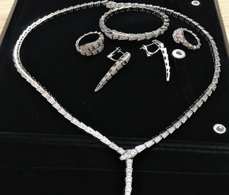 Brand wedding thin slim bracelet bangle clip earings jewelry set wide ring serpenti necklace party set for women4101799
Brand wedding thin slim bracelet bangle clip earings jewelry set wide ring serpenti necklace party set for women4101799
