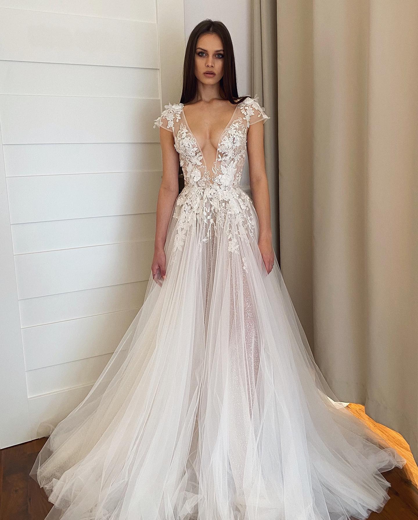 V-Neck Lace Elegant Appliques A-e Wedding Dress With Cap Sleeves And Sweep Train