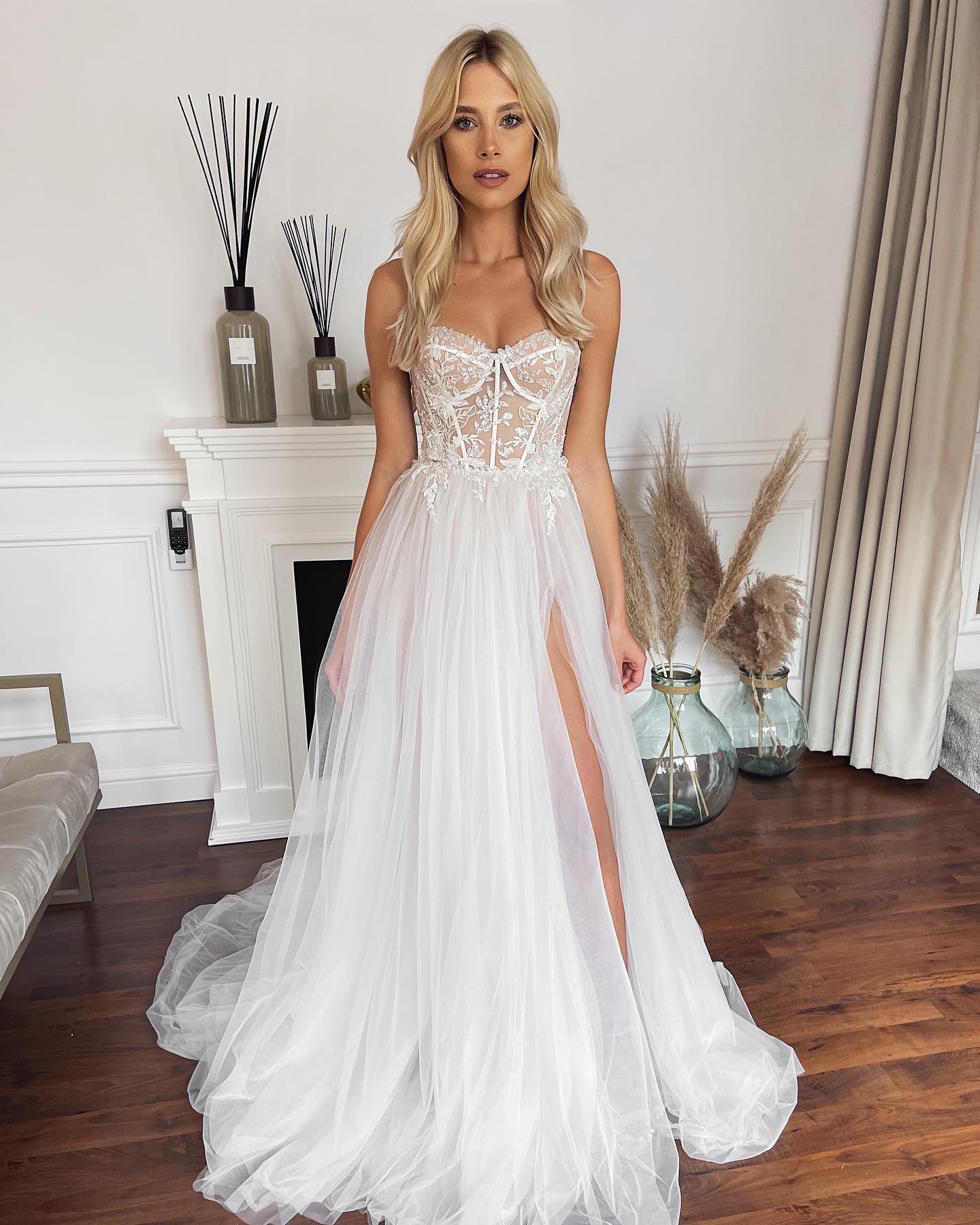 Vintage A e Dresses for bride Sweetheart Sequins Lace Appliques Wedding Dress Sweep Train Thigh Slit Long designer bridal gowns