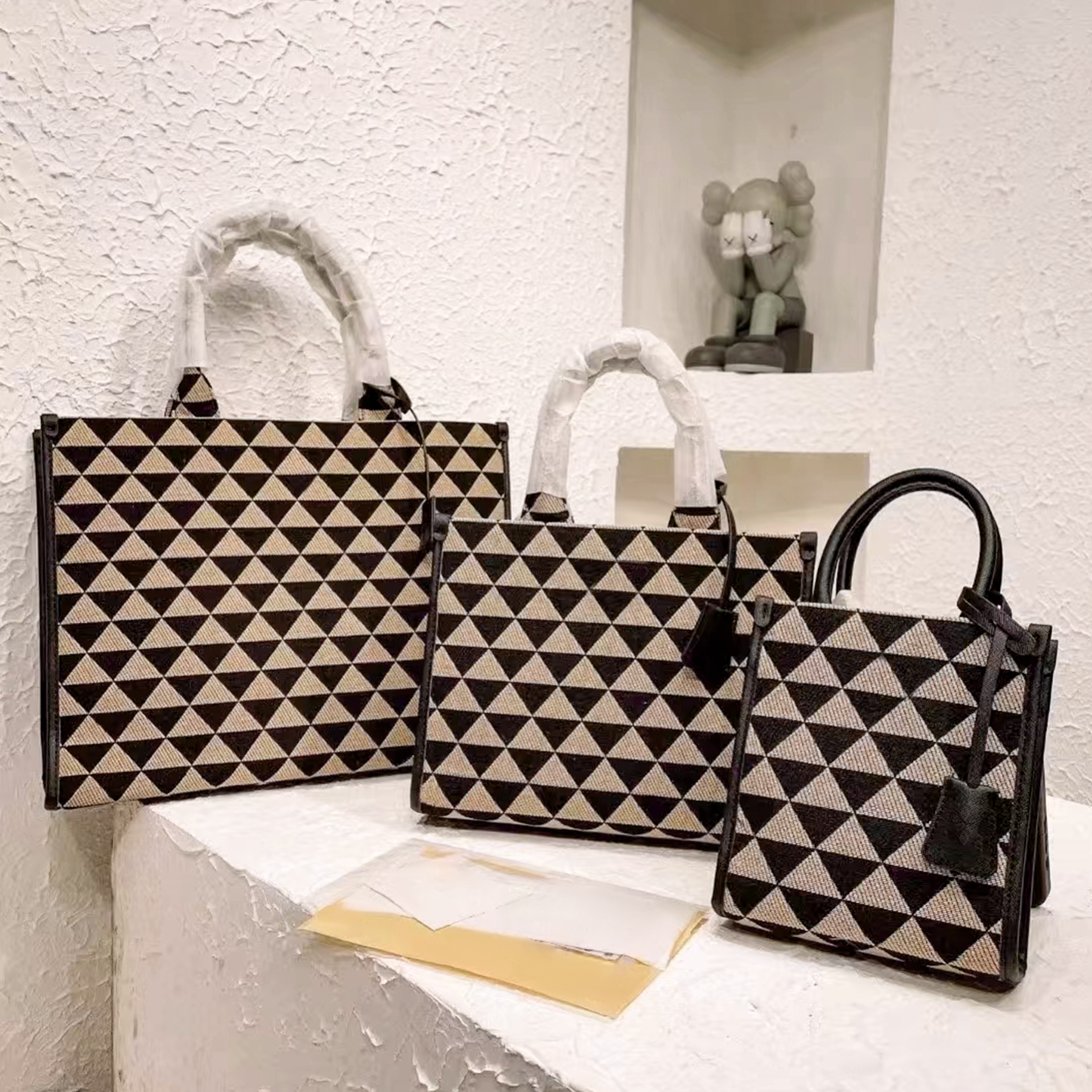 Top quality Symbole Triangle prad embossed Clutch Bag luxurys two shoulder straps Tote Designer vacation handbag Womens fashion 3 sizes mens Wallets Cross Body bags, White
Top quality Symbole Triangle prad embossed Clutch Bag luxurys two shoulder straps Tote Designer vacation handbag Womens fashion 3 sizes mens Wallets Cross Body bags, White
