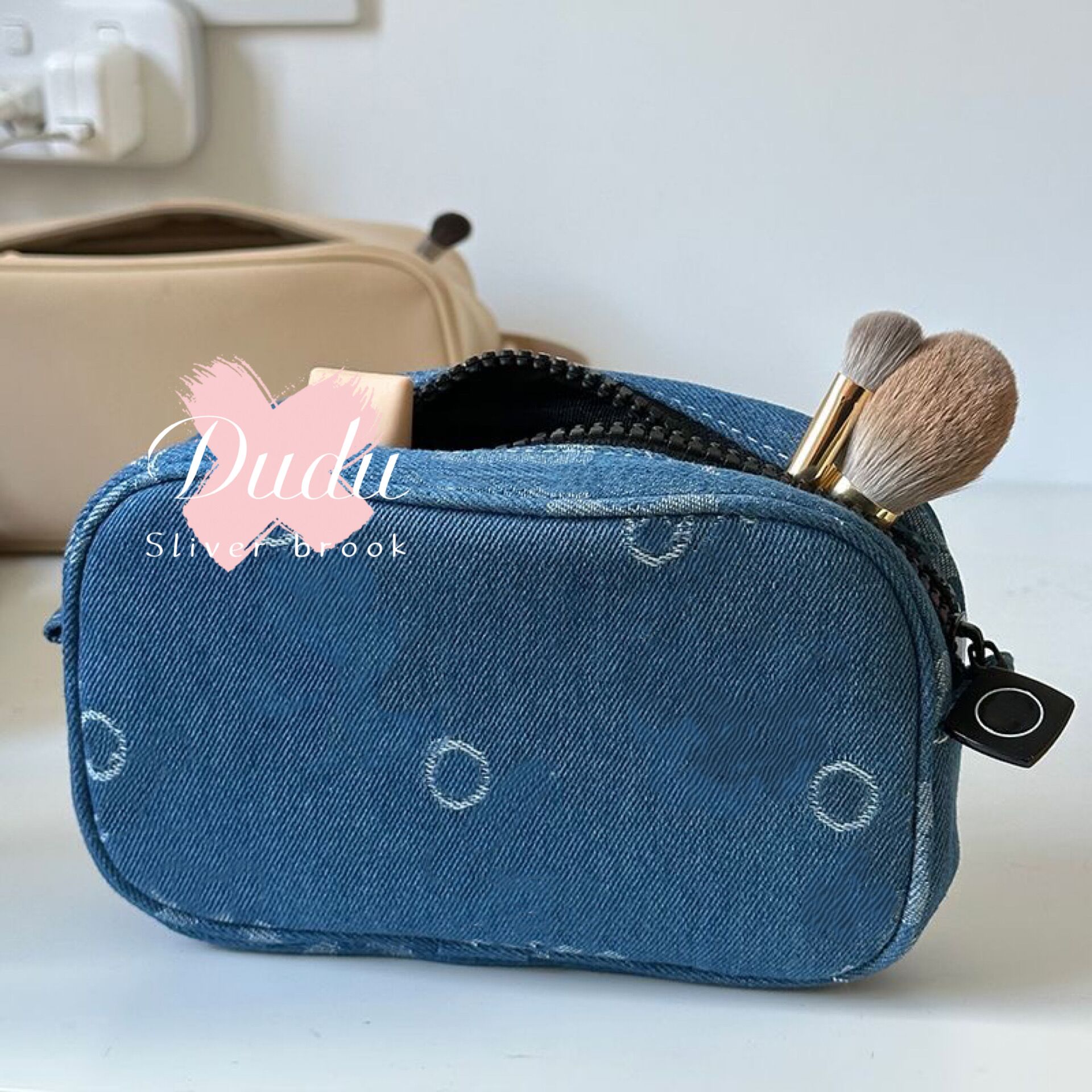 Storage Bags 20X14cm Demin Fashion Beaute Organization Portable 2C Case Housekeeping Makeup-up Gift
Storage Bags 20X14cm Demin Fashion Beaute Organization Portable 2C Case Housekeeping Makeup-up Gift