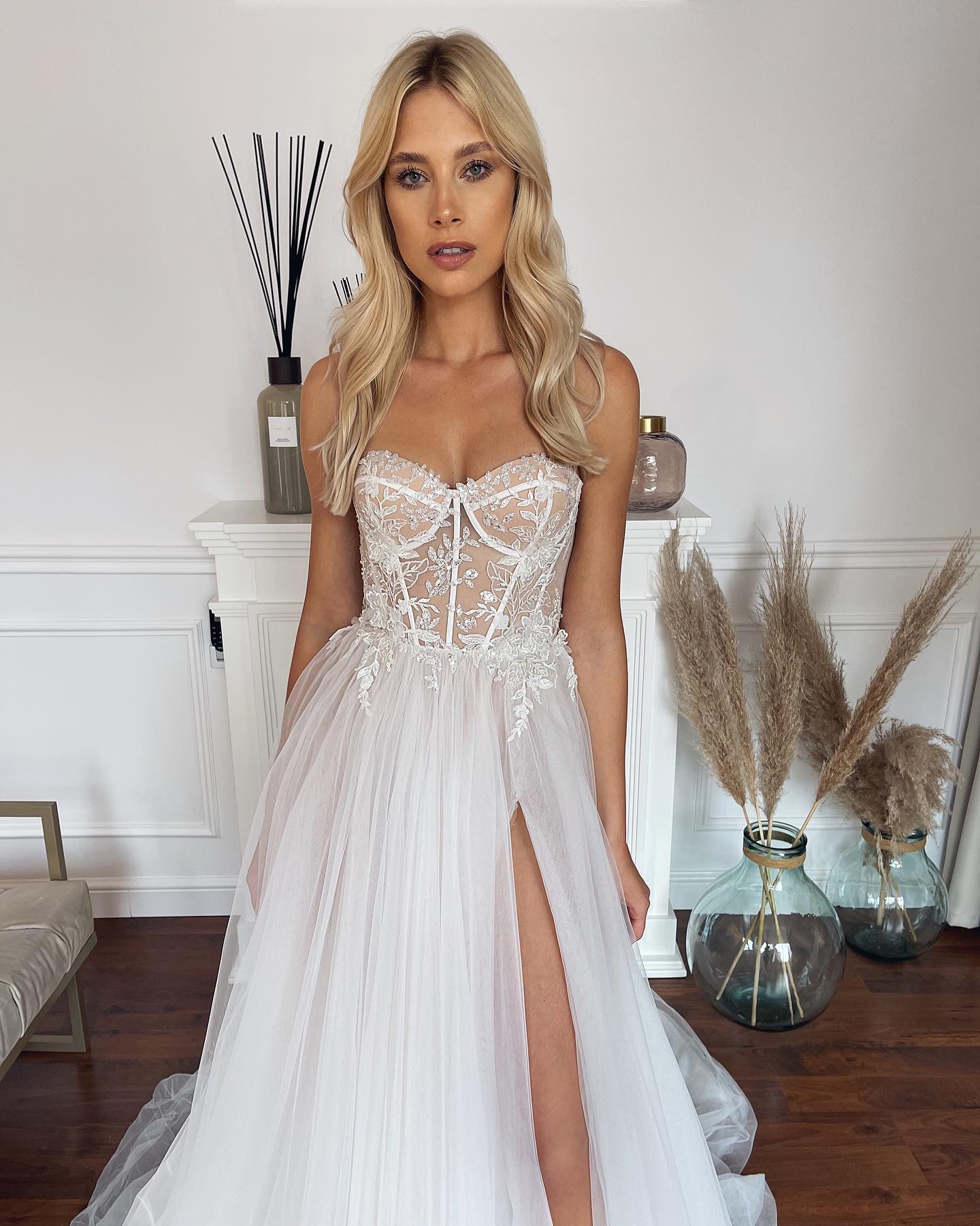 Vintage A e Dresses for bride Sweetheart Sequins Lace Appliques Wedding Dress Sweep Train Thigh Slit Long designer bridal gowns