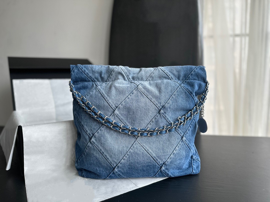 2023 new women's tote High-end quality denim shoulder bag with silver hardware chain bag with zipper inside is very practical
2023 new women's tote High-end quality denim shoulder bag with silver hardware chain bag with zipper inside is very practical