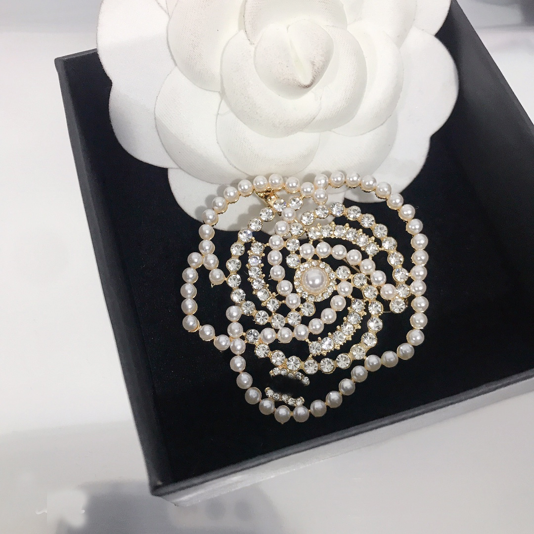Pins Brooches Big Camellia Pearl Brooch for Women Brand Desinger Letter 18K Gold Plated Ouch Brass Material Clothing Lapel Pin Fashion Women Wedding Party Jewelry