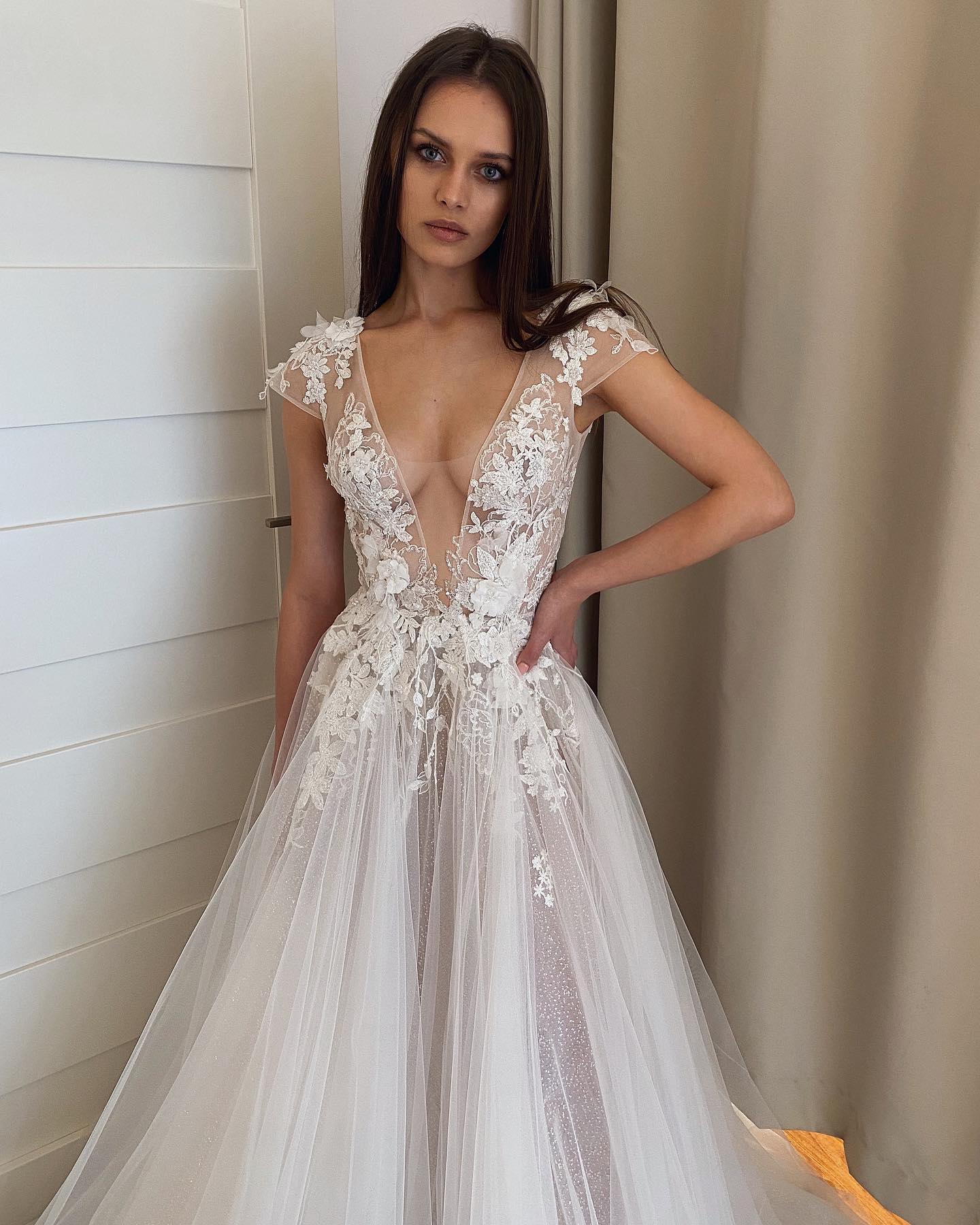 V-Neck Lace Elegant Appliques A-e Wedding Dress With Cap Sleeves And Sweep Train