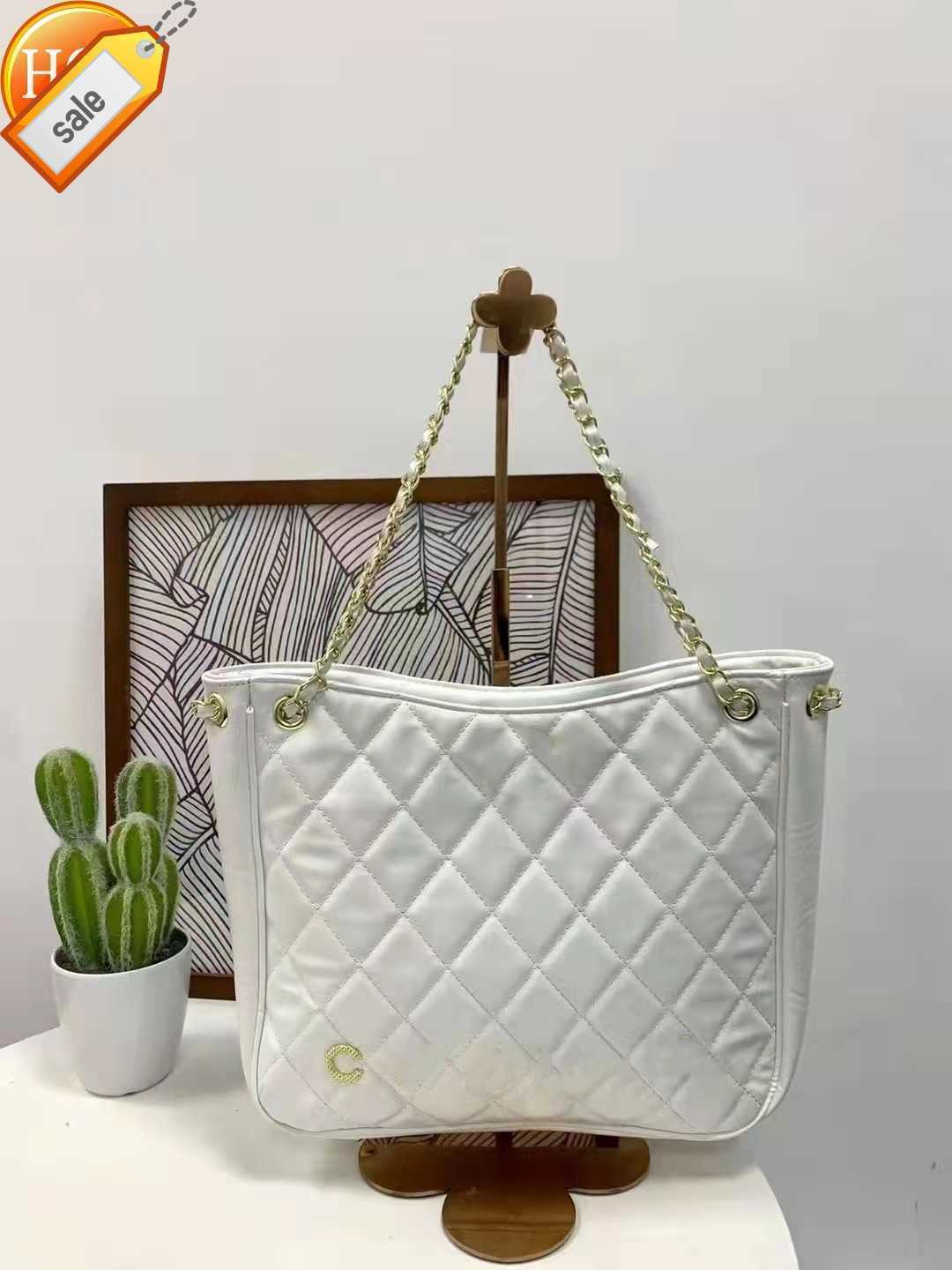 Brand Designer Single Shoulder Bags 2023 New Women's Fashion Envelope Multifunctional Portable Shopping Bag Gift Box Packaging Factory Direct Sale
Brand Designer Single Shoulder Bags 2023 New Women's Fashion Envelope Multifunctional Portable Shopping Bag Gift Box Packaging Factory Direct Sale