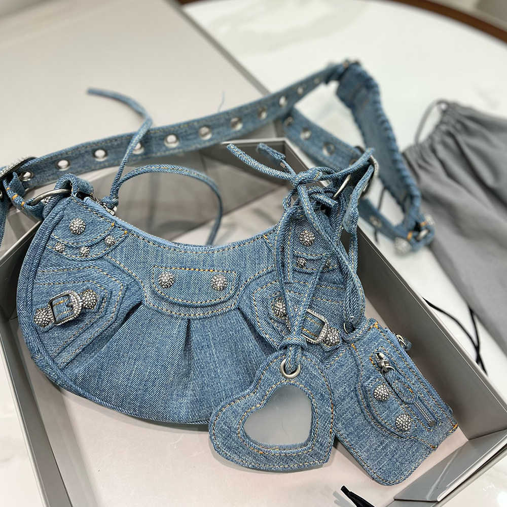 moon bag Denim 7A Designer Lady Dumpling Bags Shoulder BAG Punk tote Crossbody Handbag Women's Le Cagole Genuine Leather cool crescent-shaped underarm totes, Sky blue 25x13 cm
moon bag Denim 7A Designer Lady Dumpling Bags Shoulder BAG Punk tote Crossbody Handbag Women's Le Cagole Genuine Leather cool crescent-shaped underarm totes, Sky blue 25x13 cm