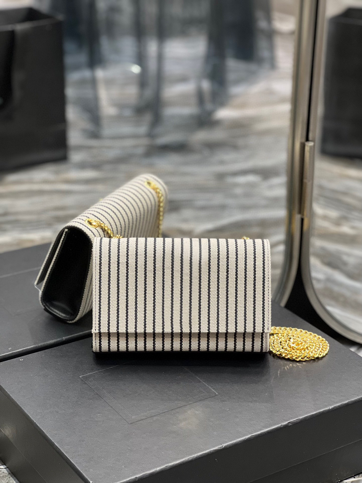 469390 new women's crossbody bag high-end quality shoulder bag never outdated style necessary 20cm to use just very practical
469390 new women's crossbody bag high-end quality shoulder bag never outdated style necessary 20cm to use just very practical