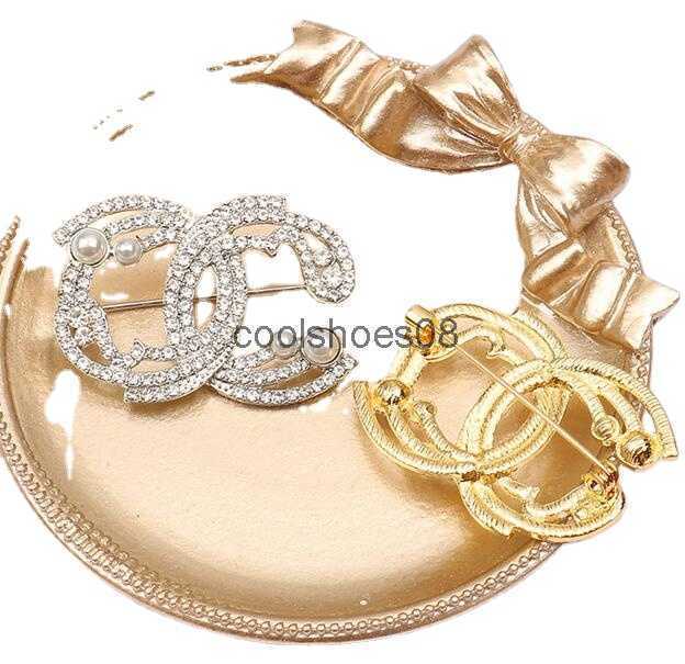 Lots High Quality Brand Designer Men Women Brooches Small Sweet Wind Gold Silver Pearl Letter Suit Dress Pins for Party Nice Gift Specifications
Lots High Quality Brand Designer Men Women Brooches Small Sweet Wind Gold Silver Pearl Letter Suit Dress Pins for Party Nice Gift Specifications