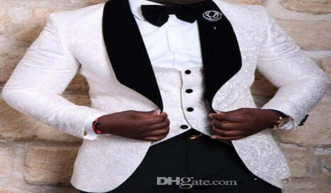 2020 Brand New Groomsmen Shawl Velveteen Lapel Groom Tuxedos Red White Black Men Suits Wedding Man Blazer JacketPantsBowV2723788
2020 Brand New Groomsmen Shawl Velveteen Lapel Groom Tuxedos Red White Black Men Suits Wedding Man Blazer JacketPantsBowV2723788