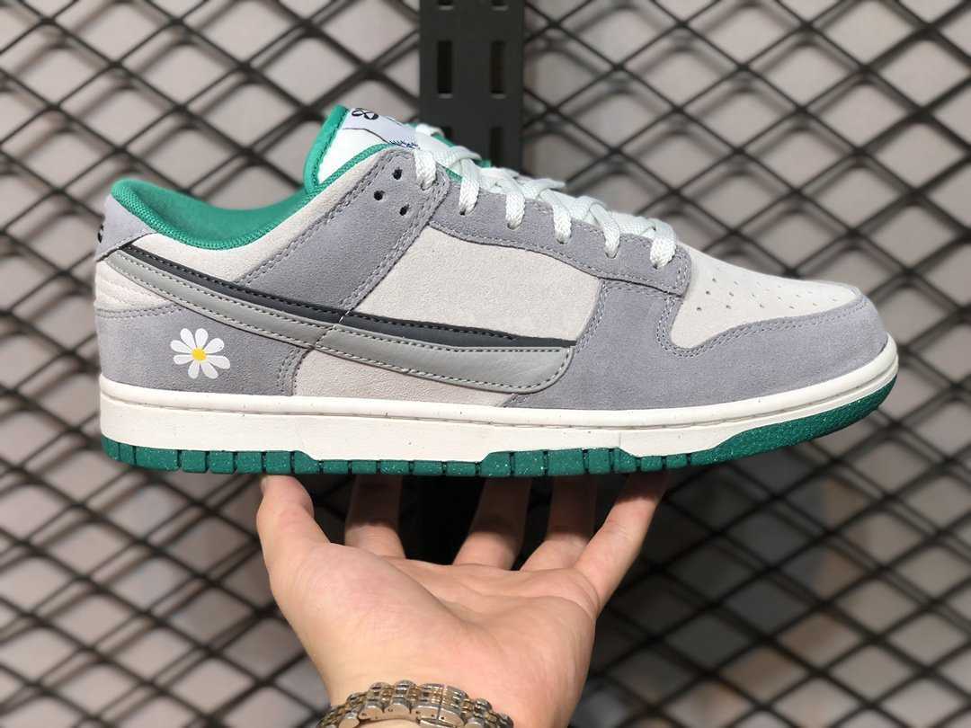 Hot New 85 Low SE Grey White Daisy Men Women Running Shoes DO9457-143 Sports Shoes US 4Y-12 EUR 36-46
Hot New 85 Low SE Grey White Daisy Men Women Running Shoes DO9457-143 Sports Shoes US 4Y-12 EUR 36-46
