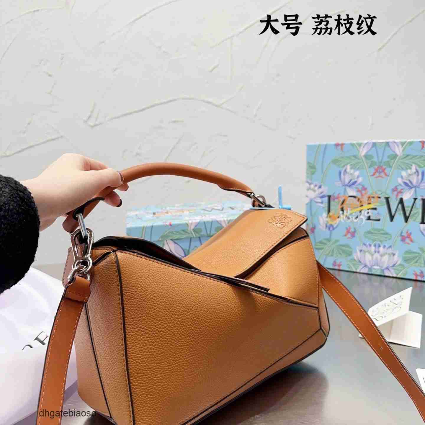 Leather Puzzle Crossbody 2023 Loews Bags Designer Outdoor Handbag Tote Bag Geometry Girl Portable Boston 96r5, Litchi grain black
Leather Puzzle Crossbody 2023 Loews Bags Designer Outdoor Handbag Tote Bag Geometry Girl Portable Boston 96r5, Litchi grain black