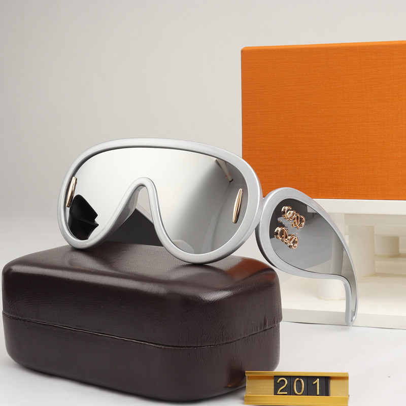 Designer Sunglasses Wave Mask Sunglasses 40108 Large Frame Womens Men Polarized Glasses Acetate Fiber Hip Hop Luxury Classics Sunglasses UV400 Protective Glasses
Designer Sunglasses Wave Mask Sunglasses 40108 Large Frame Womens Men Polarized Glasses Acetate Fiber Hip Hop Luxury Classics Sunglasses UV400 Protective Glasses