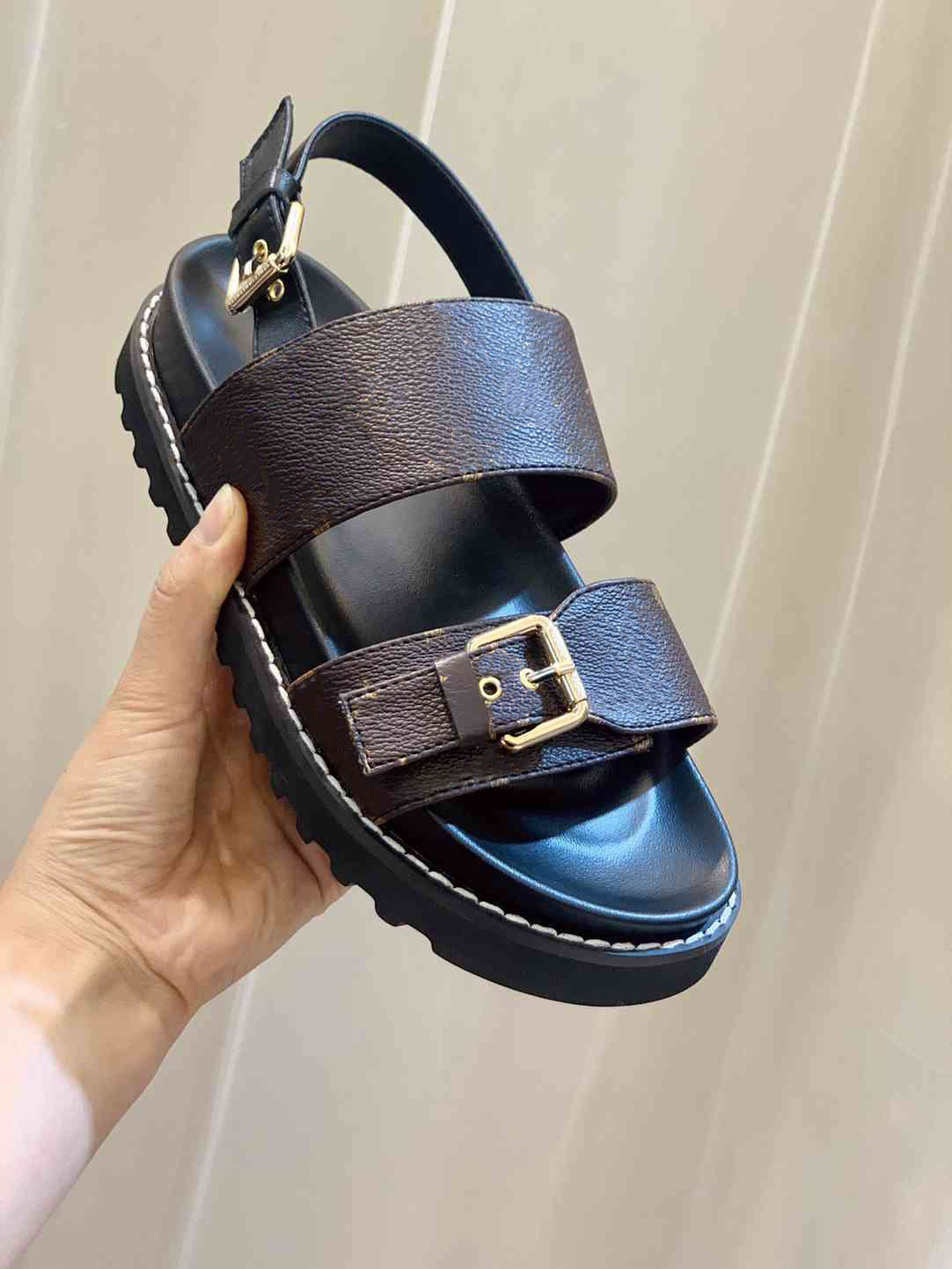 Designer luis Beach shoes Classic casual Sandals Slide Luxury vuttonity Summer Lady Leather Flip Flops Top Quality Women Slides slipper L092
Designer luis Beach shoes Classic casual Sandals Slide Luxury vuttonity Summer Lady Leather Flip Flops Top Quality Women Slides slipper L092