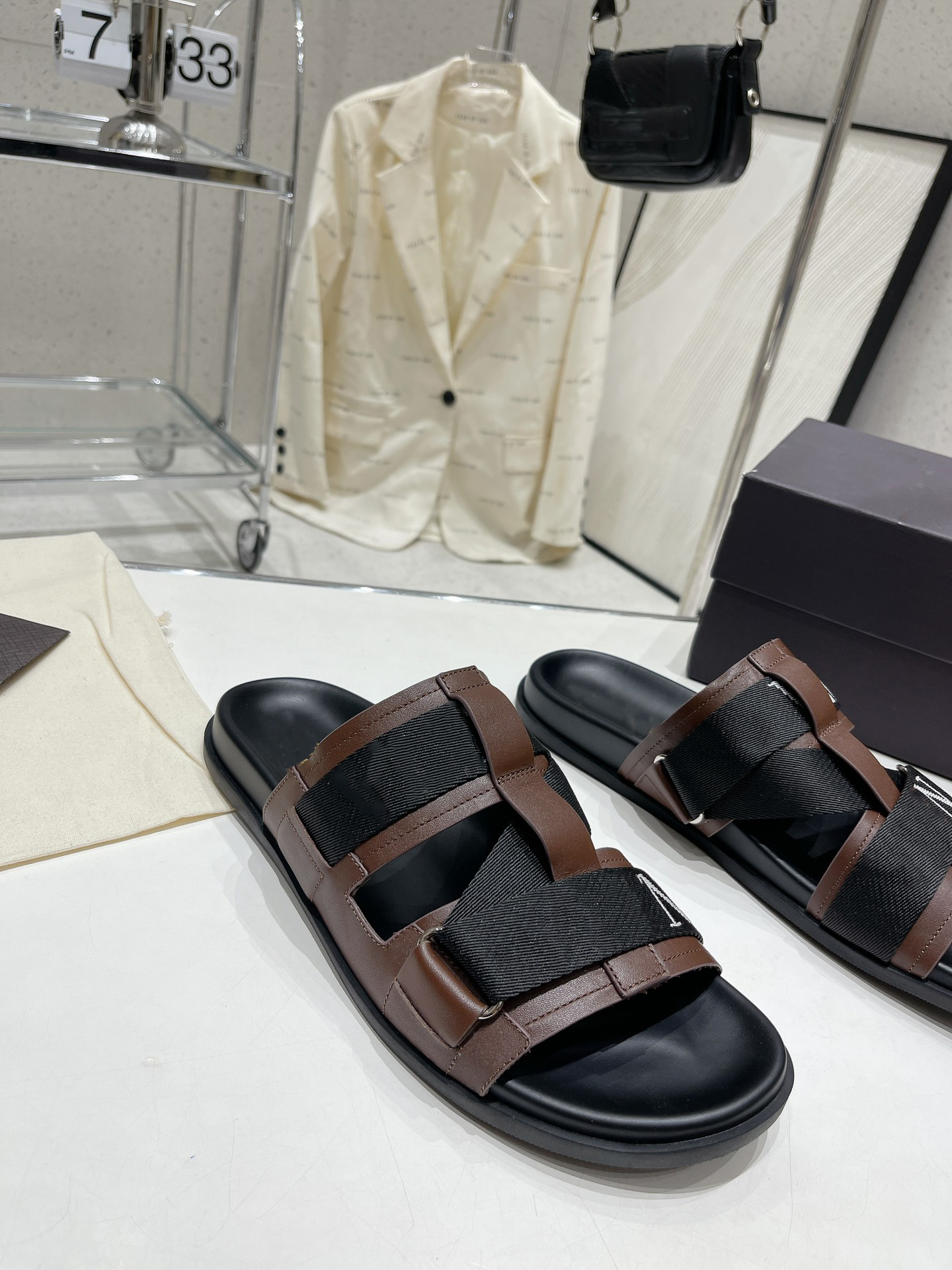 2023 classic Slippers Slide Brand Designers Valentinosity fashion leisure sandal Men Women Flat slippers summer classic Slippers h54
2023 classic Slippers Slide Brand Designers Valentinosity fashion leisure sandal Men Women Flat slippers summer classic Slippers h54