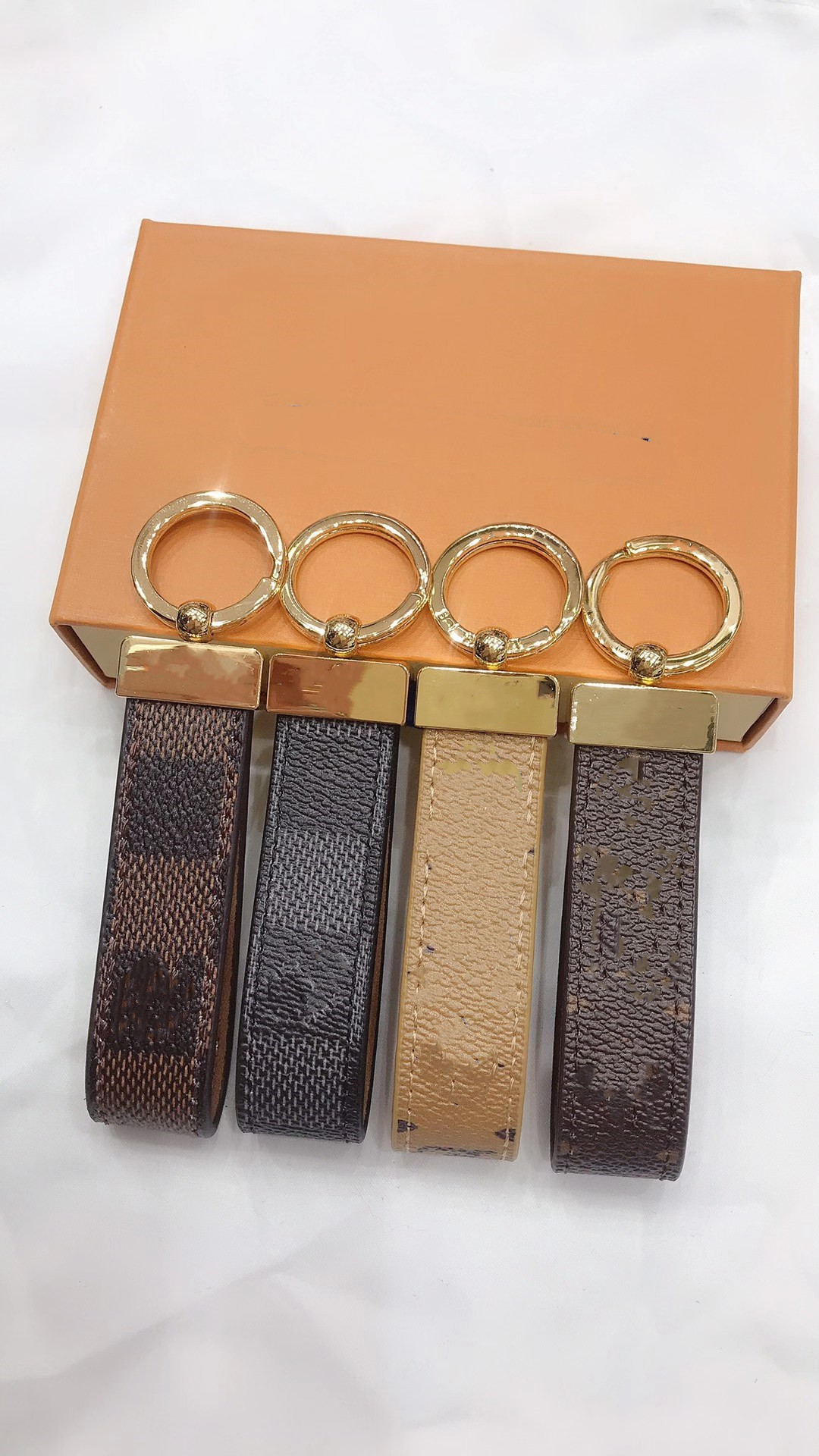 2023 Blue Brand Keychain Key Chain Buckle lovers Black Car Keychain Brown Multi Luxury Designer Handmade Leather Keychains Men Women Bags Pendant Accessories
2023 Blue Brand Keychain Key Chain Buckle lovers Black Car Keychain Brown Multi Luxury Designer Handmade Leather Keychains Men Women Bags Pendant Accessories