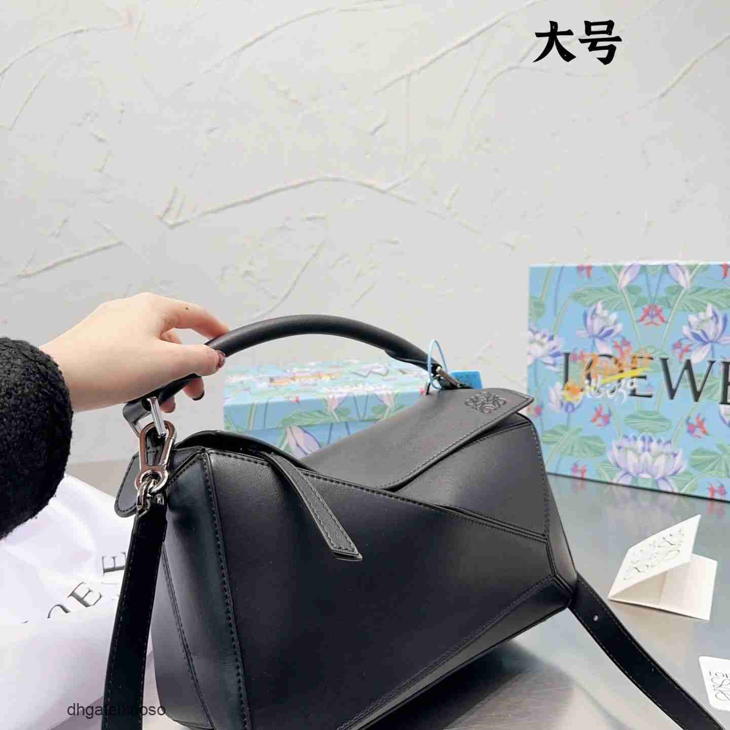 Geometry Outdoor Puzzle Boston Designer Crossbody Handbag Bag 2023 Girl Portable Loews Leather Tote Bags 3080, Litchi grain black
Geometry Outdoor Puzzle Boston Designer Crossbody Handbag Bag 2023 Girl Portable Loews Leather Tote Bags 3080, Litchi grain black