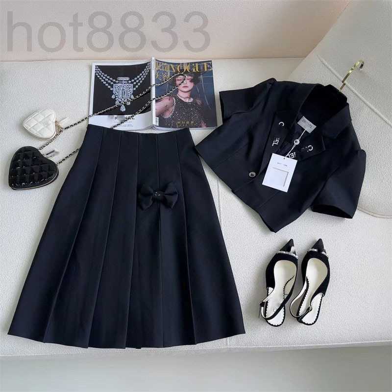 Two Piece Dress Designer Summer New Style Embroidery Letter Short Top Medium Long Hundred Pleated Half Skirt Set for Women 4L7E, Black3
Two Piece Dress Designer Summer New Style Embroidery Letter Short Top Medium Long Hundred Pleated Half Skirt Set for Women 4L7E, Black3
