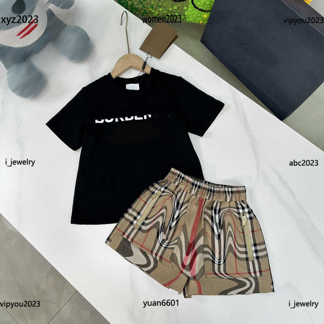 Tracksuits designer baby clothes kid sets baby suit 2pcs Letter printed short sleeved T-shirt and shorts #Multiple product, #13
Tracksuits designer baby clothes kid sets baby suit 2pcs Letter printed short sleeved T-shirt and shorts #Multiple product, #13