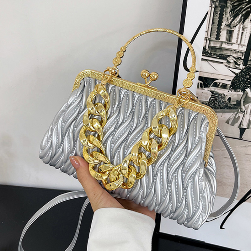 Evening Bags Luxury Women Shell Clip Handbag Designer Chic Shoulder Bag Crossbody Bag Gold Silver Pleated Handbags Quilted Pu Leather Clutch 230627, White
Evening Bags Luxury Women Shell Clip Handbag Designer Chic Shoulder Bag Crossbody Bag Gold Silver Pleated Handbags Quilted Pu Leather Clutch 230627, White
