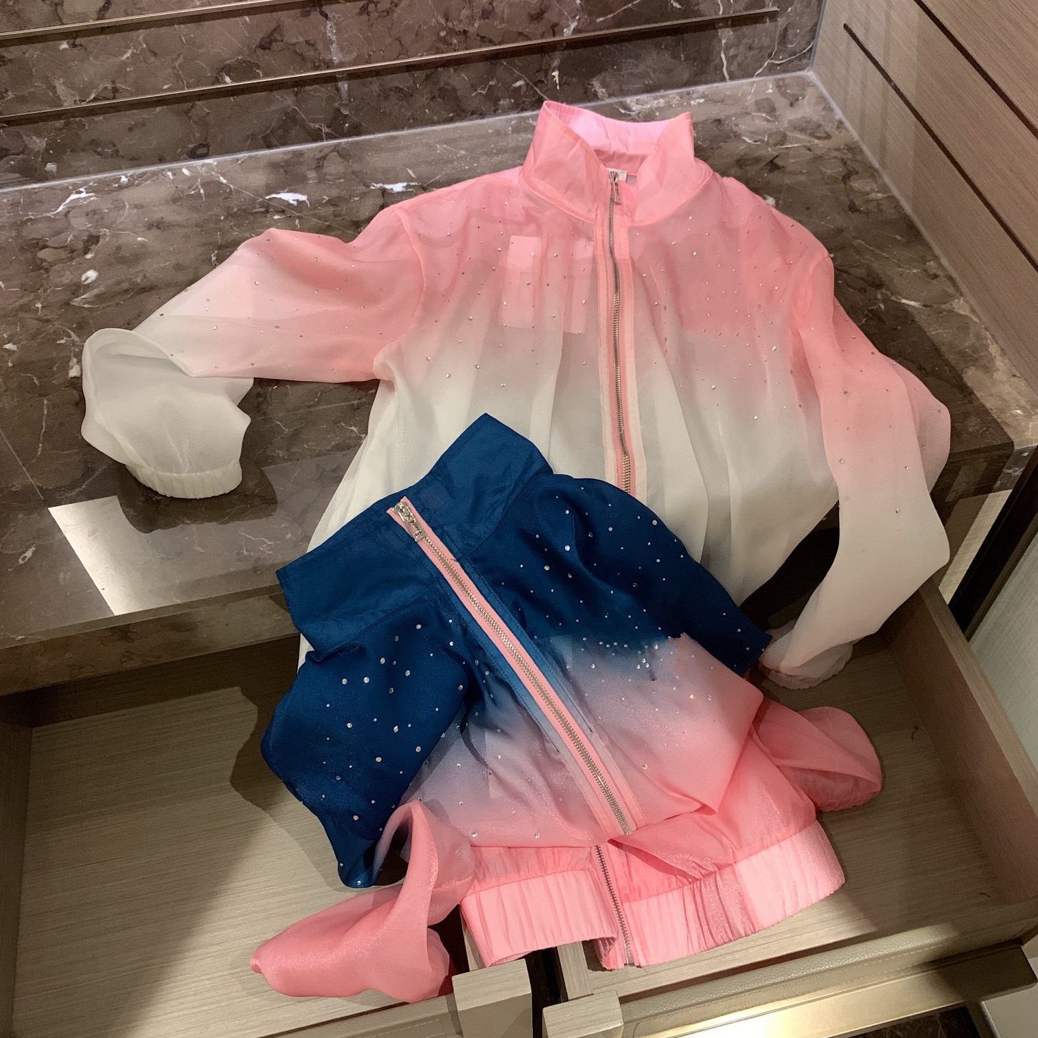 Women Crystal Gauze Sunscreen Designer Jacket Causal Ultrathin Bling Long Sleeve Fashion Streetwear Summer Outerwear Coats Pink Blue High Quality 3169#, Extra postage for fast shipping
Women Crystal Gauze Sunscreen Designer Jacket Causal Ultrathin Bling Long Sleeve Fashion Streetwear Summer Outerwear Coats Pink Blue High Quality 3169#, Extra postage for fast shipping