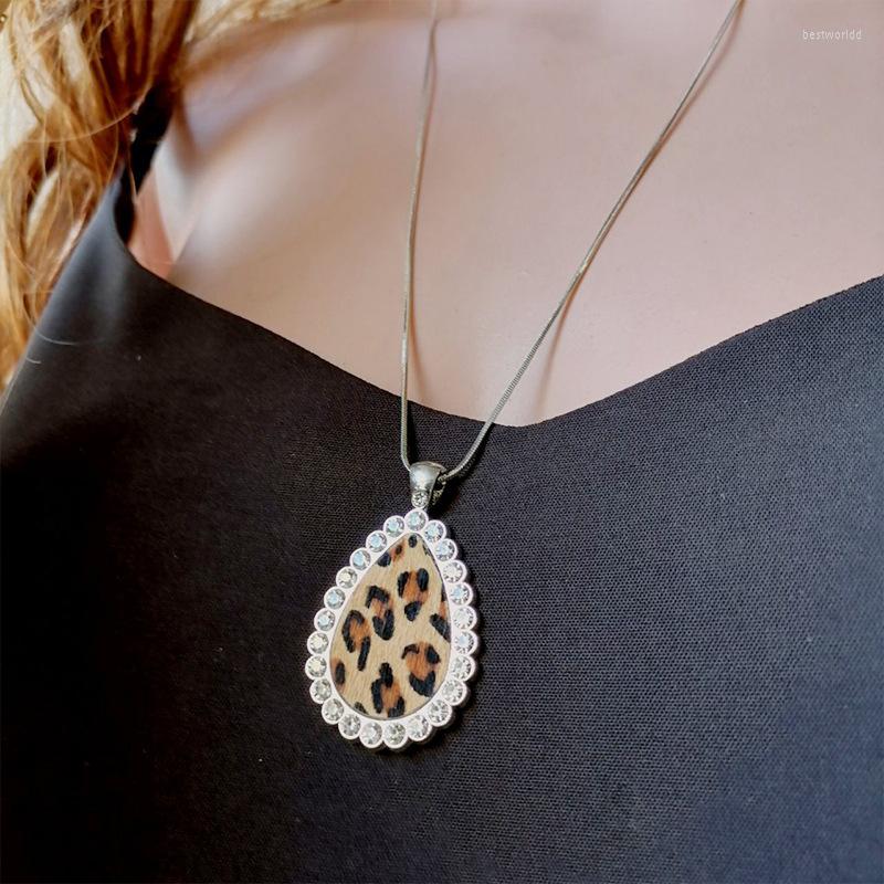 Pendant Necklaces Genuine Leather Hidewide Leopard Texture Teardrop Vintage Cowhide Flower Pattern Pendants Western Jewelry For Women
Pendant Necklaces Genuine Leather Hidewide Leopard Texture Teardrop Vintage Cowhide Flower Pattern Pendants Western Jewelry For Women