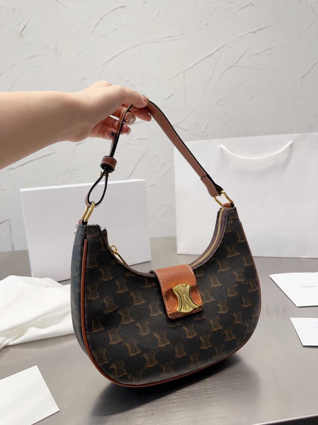 Luxury fashion brand new AVA underarm bag Lisa with designer bag leather stitching collision color cover handbag shoulder bag, Old flower black
Luxury fashion brand new AVA underarm bag Lisa with designer bag leather stitching collision color cover handbag shoulder bag, Old flower black