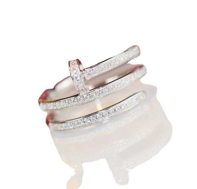 Designer New High Edition V Gold 925 Silver Plated Carti Nail Three Full Diamond Ring for Men and Women Simple Advanced Personality Light Luxury With logo
Designer New High Edition V Gold 925 Silver Plated Carti Nail Three Full Diamond Ring for Men and Women Simple Advanced Personality Light Luxury With logo