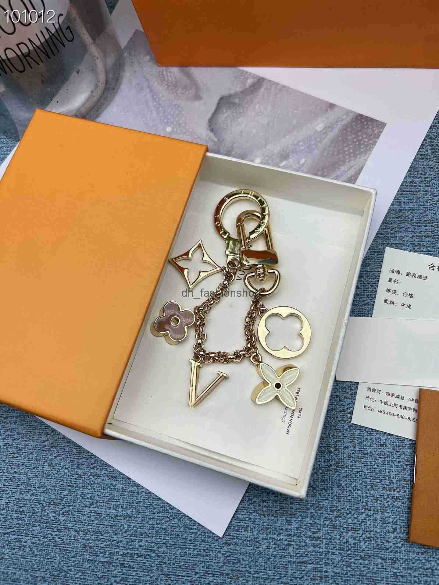 2023 New European and American long chain hot pink flower key ring belt original box
2023 New European and American long chain hot pink flower key ring belt original box