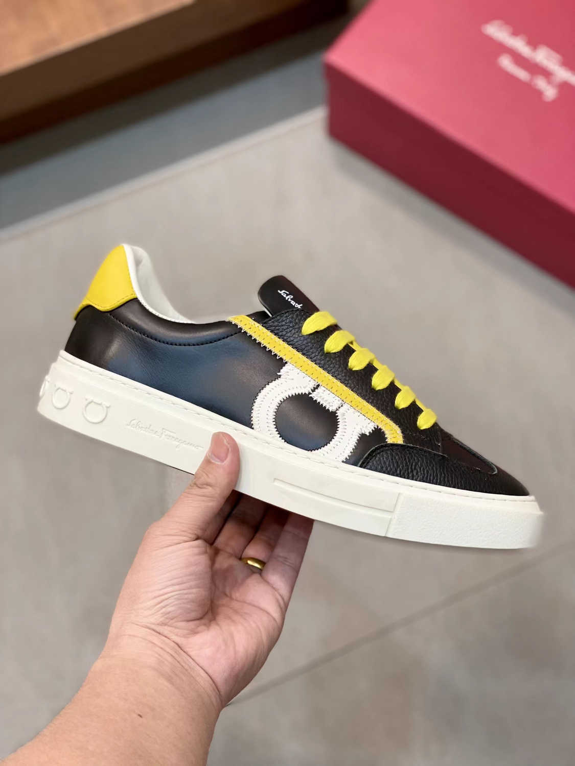 Classic Feragamos Classic New Men's Shoes Low Top Casual Sports Shoes Trend Versatile Board Shoes, Section 2
Classic Feragamos Classic New Men's Shoes Low Top Casual Sports Shoes Trend Versatile Board Shoes, Section 2