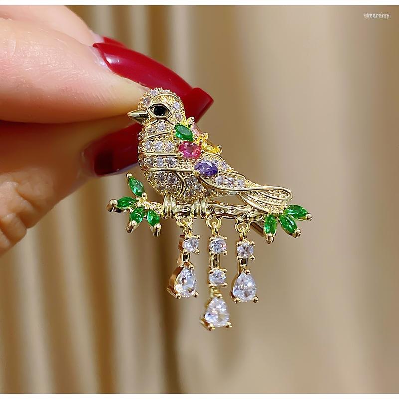 Brooches 2023 Cute Small Magpie Brooch Pin For Women Suit High-grade Exquisite Bird Luxury Temperament Clothing Accessories
Brooches 2023 Cute Small Magpie Brooch Pin For Women Suit High-grade Exquisite Bird Luxury Temperament Clothing Accessories
