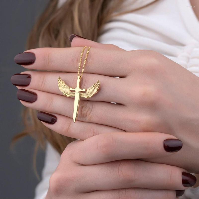 Pendant Necklaces Huitan Hip Hop Sword Cross Wing Necklace For Women 3 Metal Colors Neck Accessories Fashion Versatile Jewelry
Pendant Necklaces Huitan Hip Hop Sword Cross Wing Necklace For Women 3 Metal Colors Neck Accessories Fashion Versatile Jewelry