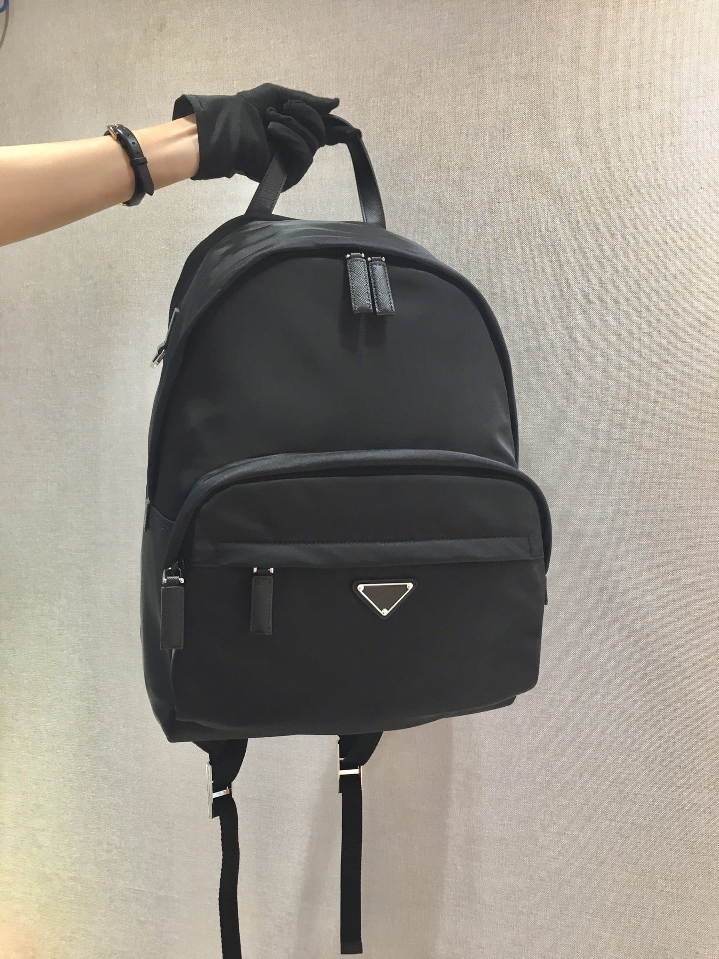 The 2V066 classic unisex backpack is made of leather and nylon fabric with adjustable nylon straps that are lightweight and stylish with a very large capacity, Black
The 2V066 classic unisex backpack is made of leather and nylon fabric with adjustable nylon straps that are lightweight and stylish with a very large capacity, Black