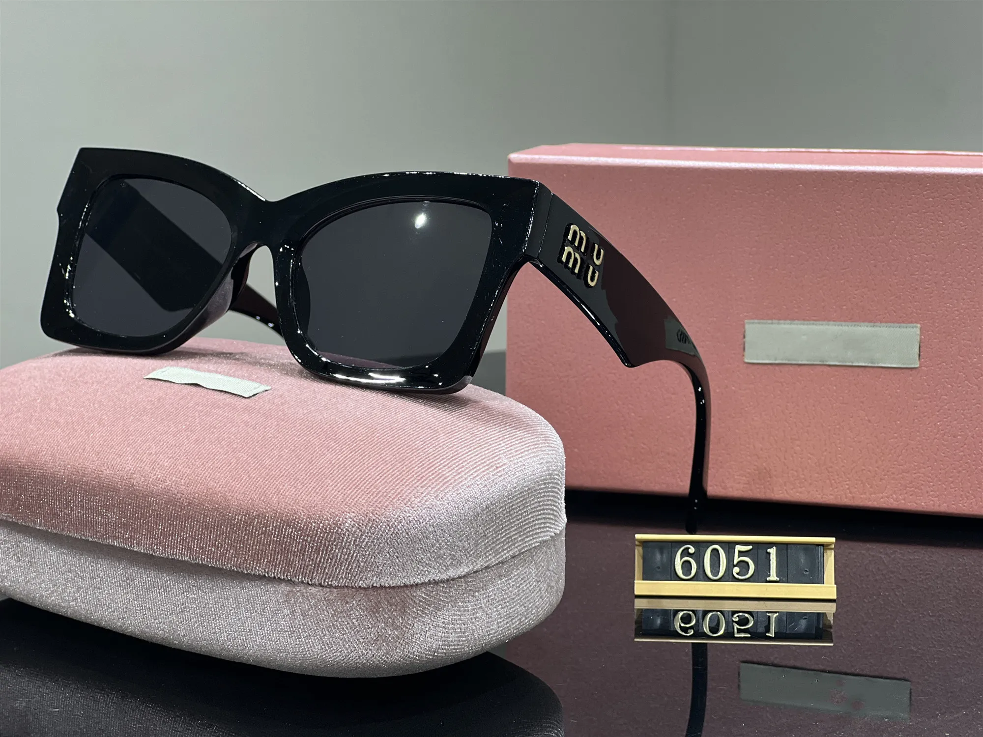 Designer Sunglasses For Women and Men Fashion Model Special UV 400 Protection Letter Big Leg Double Beam Frame Outdoor Brands Design Alloy Diamond Sunglasses 6051
Designer Sunglasses For Women and Men Fashion Model Special UV 400 Protection Letter Big Leg Double Beam Frame Outdoor Brands Design Alloy Diamond Sunglasses 6051