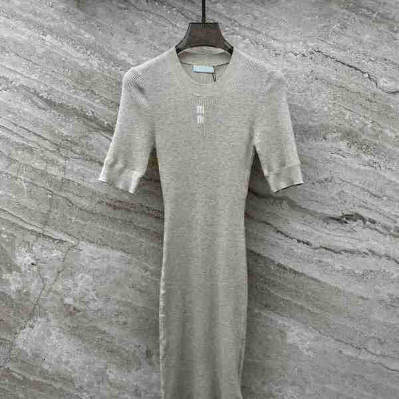 Basic & Casual Dresses Designer 23 Spring/Summer New Contrast Letter Decorative Round Neck Short Sleeve Knitted Dress O0R4, Deep khaki cloth color
Basic & Casual Dresses Designer 23 Spring/Summer New Contrast Letter Decorative Round Neck Short Sleeve Knitted Dress O0R4, Deep khaki cloth color