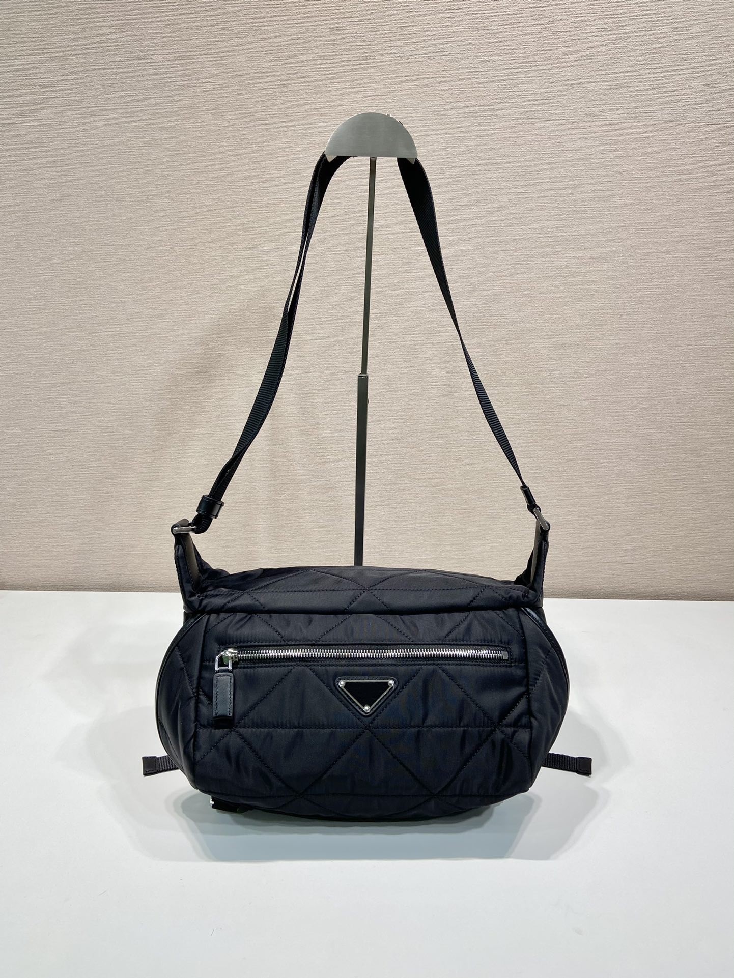 2VH994A new women's crossbody bag High-end quality shoulder bag with internal and external pockets the upper body effect is very cool and simple atmosphere, Black
2VH994A new women's crossbody bag High-end quality shoulder bag with internal and external pockets the upper body effect is very cool and simple atmosphere, Black