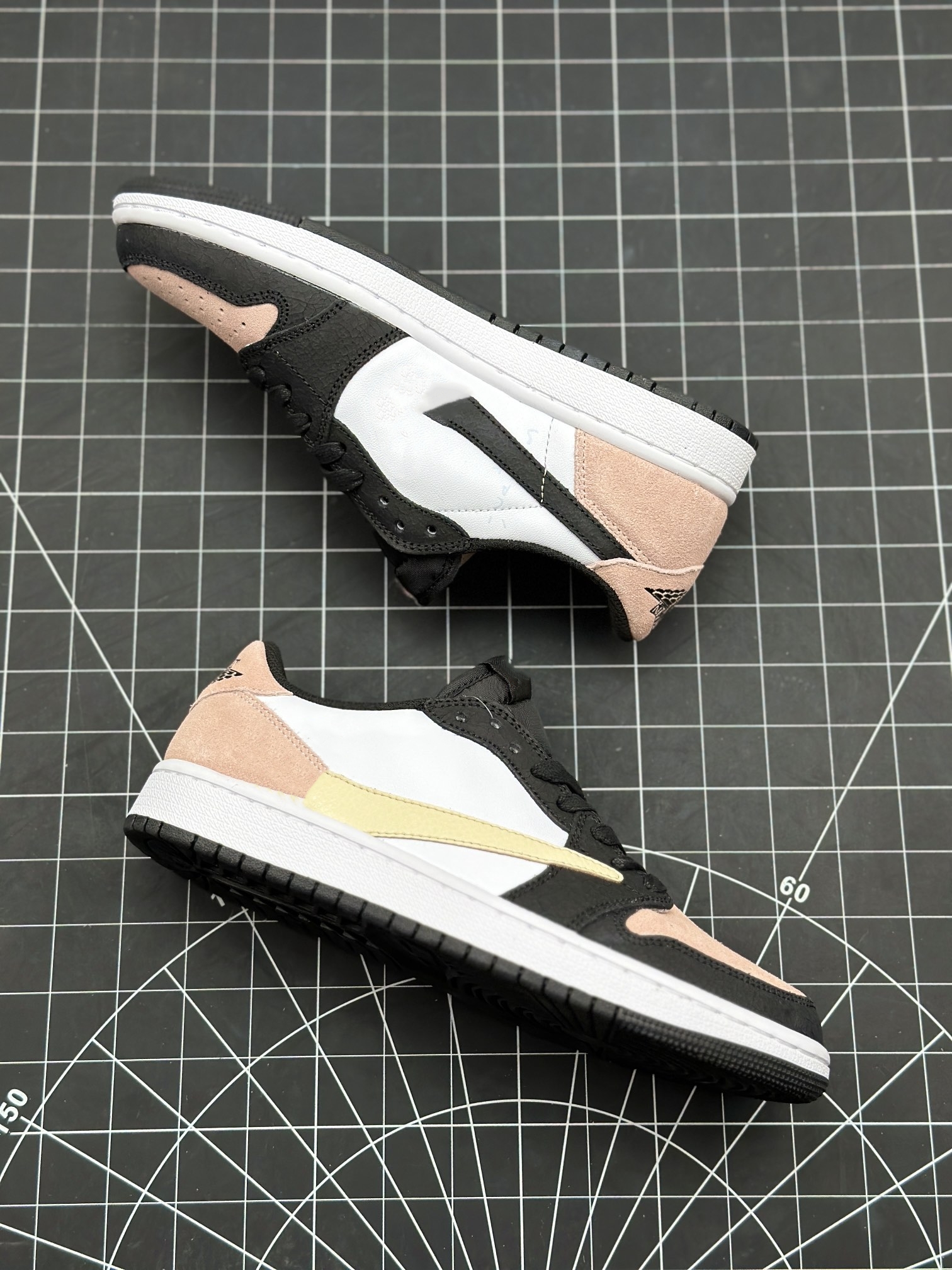 Wholesale 2023 Basketball Shoes Fragment x TS x Jumpman 1 1s Low Black Pink Girls Outdoor Designer Sneakers
Wholesale 2023 Basketball Shoes Fragment x TS x Jumpman 1 1s Low Black Pink Girls Outdoor Designer Sneakers