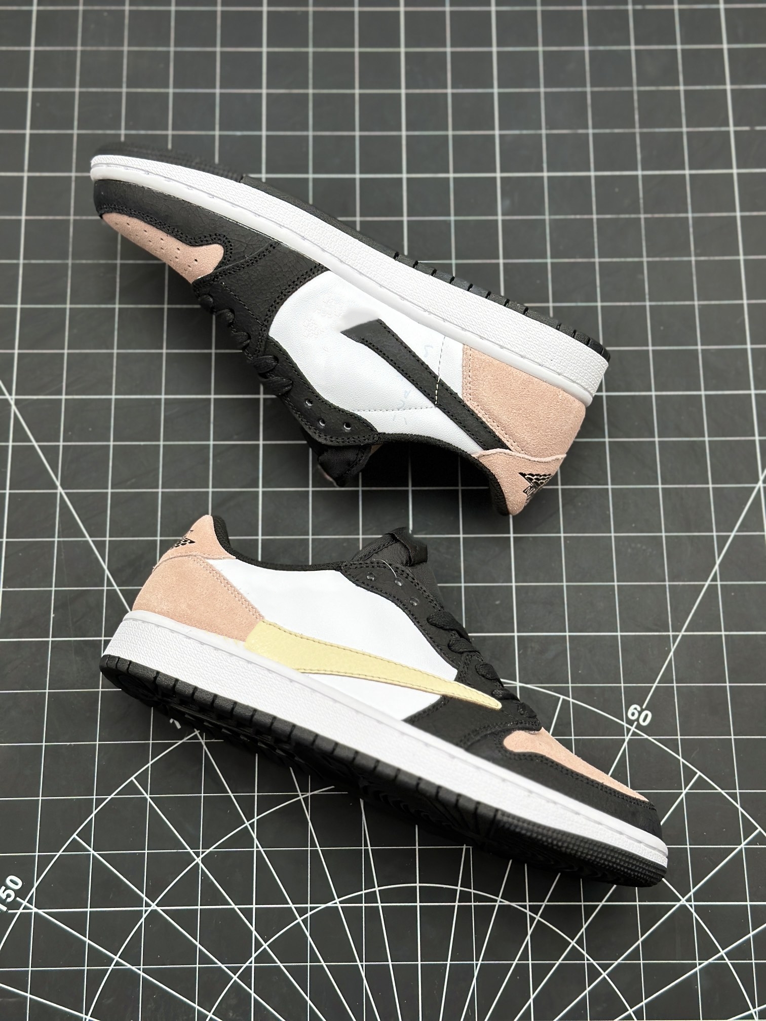 

Wholesale 2023 Basketball Shoes Fragment x TS x Jumpman 1 1s Low Black Pink Girls Outdoor Designer Sneakers