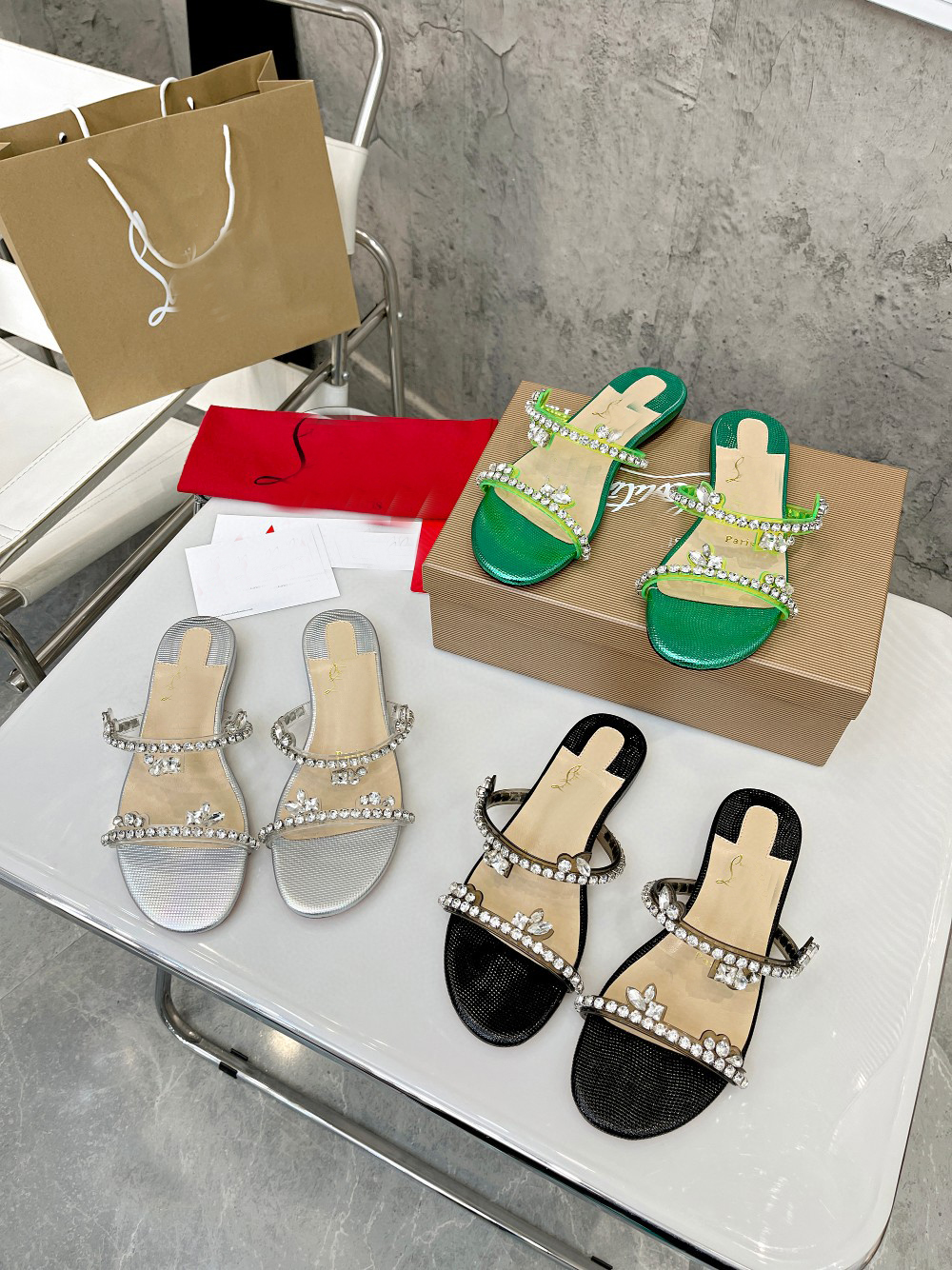 Designer sandals Summer luxury slippers Black white Green rhinestone leather sandals Outdoor beach slippers Flat women's travel sandals, Silve
Designer sandals Summer luxury slippers Black white Green rhinestone leather sandals Outdoor beach slippers Flat women's travel sandals, Silve