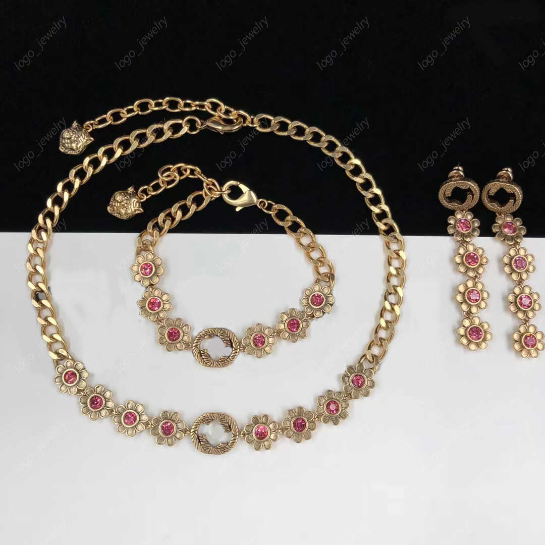 2023 New Gold necklace Chrysanthemum bracelet Luxury Designer earrings Brass Exquisite fashion Jewelry Sets for women party Wedding Anniversary jewelry
2023 New Gold necklace Chrysanthemum bracelet Luxury Designer earrings Brass Exquisite fashion Jewelry Sets for women party Wedding Anniversary jewelry