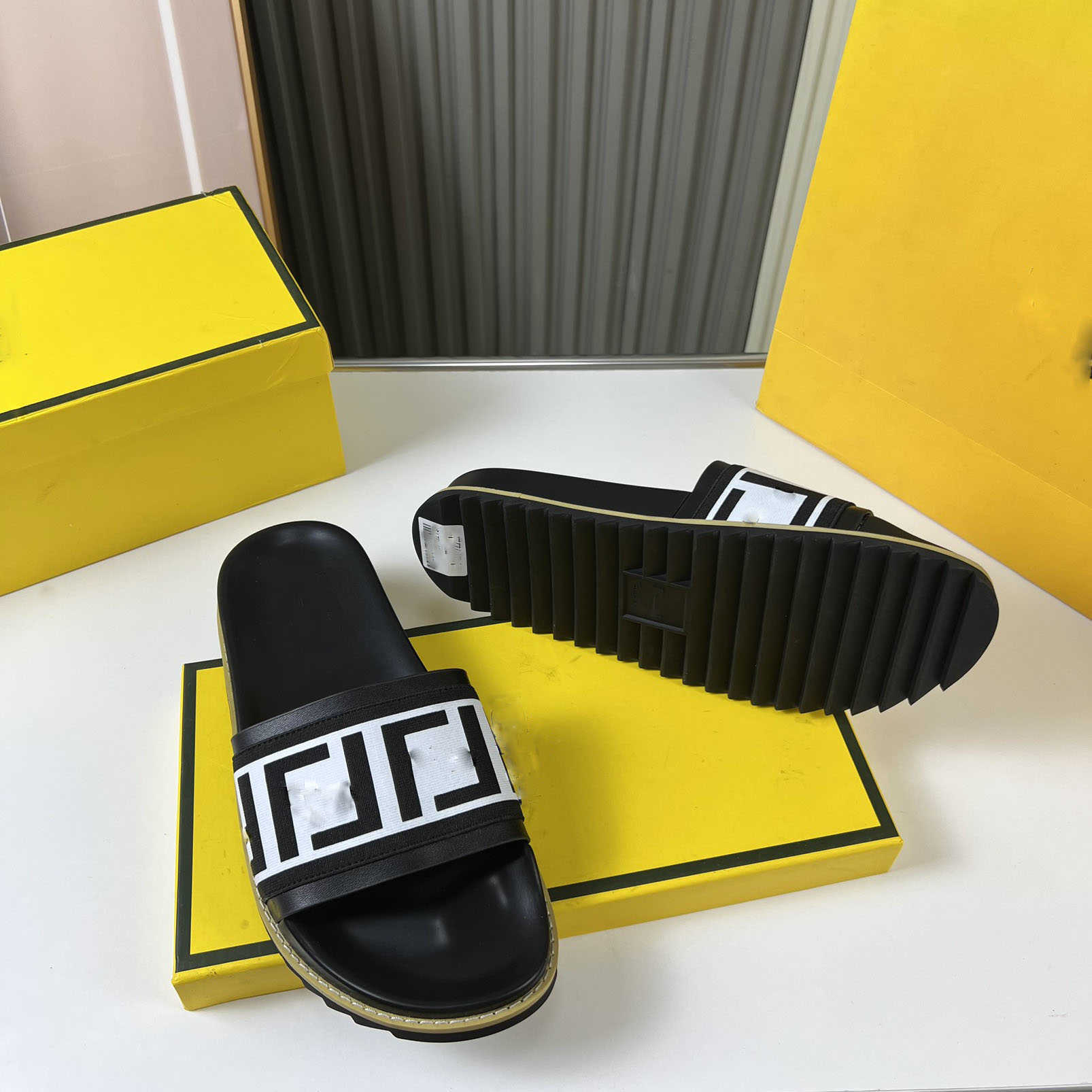 top quality Casual Shoes Fashion men's shoes and women's beach flip-flops designer rubber non-slip sandals flowers brown black white mesh slippers., Green
top quality Casual Shoes Fashion men's shoes and women's beach flip-flops designer rubber non-slip sandals flowers brown black white mesh slippers., Green