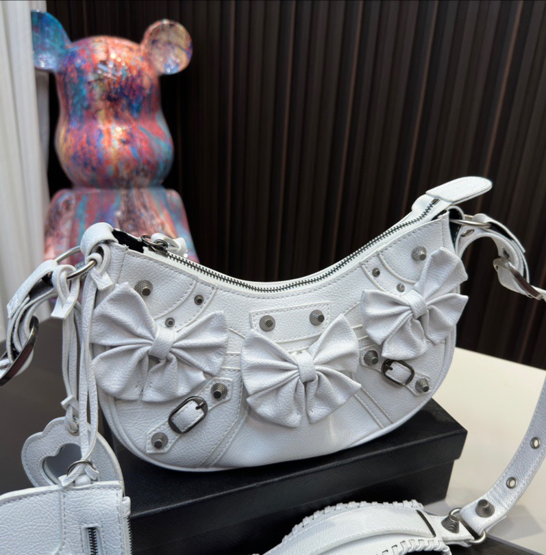 Classic women motorcycle bags 5A Designer Shoulder Bag fashion with Lining letter bow mirror cross body top handbag lady Purse top, Black28cm
Classic women motorcycle bags 5A Designer Shoulder Bag fashion with Lining letter bow mirror cross body top handbag lady Purse top, Black28cm