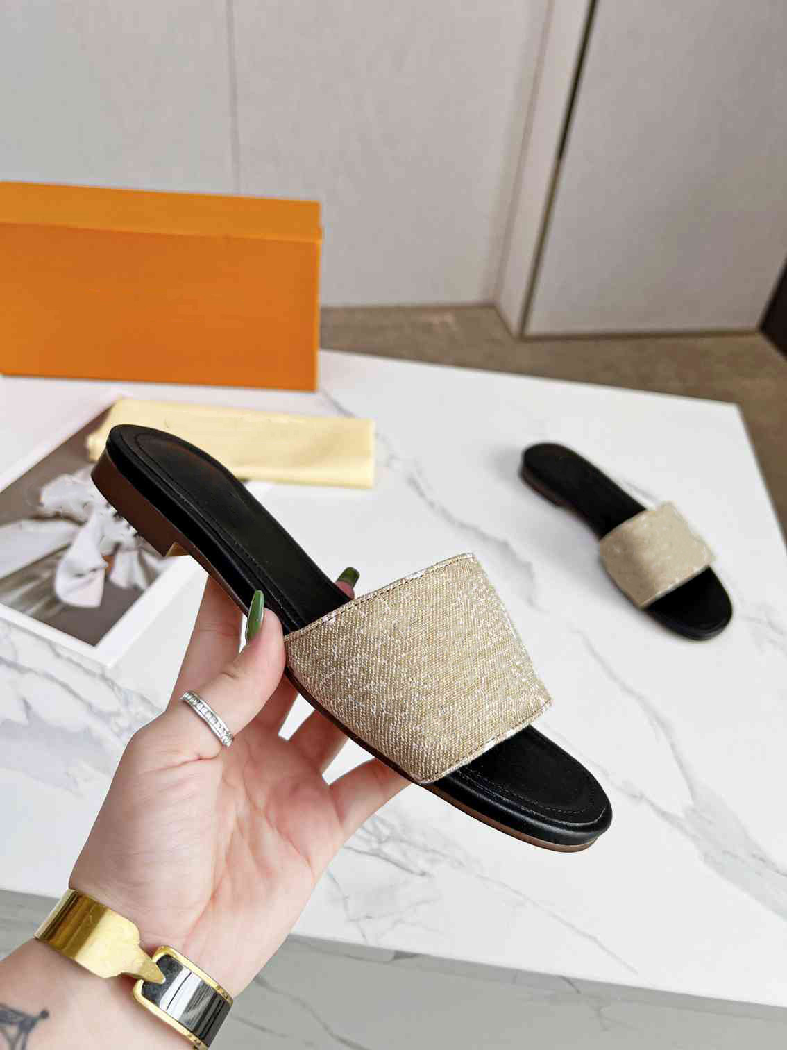 Designer luis Beach shoes Classic casual Sandals Slide Luxury vuttonity Summer Lady Leather Flip Flops Top Quality Women Slides slipper L08
Designer luis Beach shoes Classic casual Sandals Slide Luxury vuttonity Summer Lady Leather Flip Flops Top Quality Women Slides slipper L08