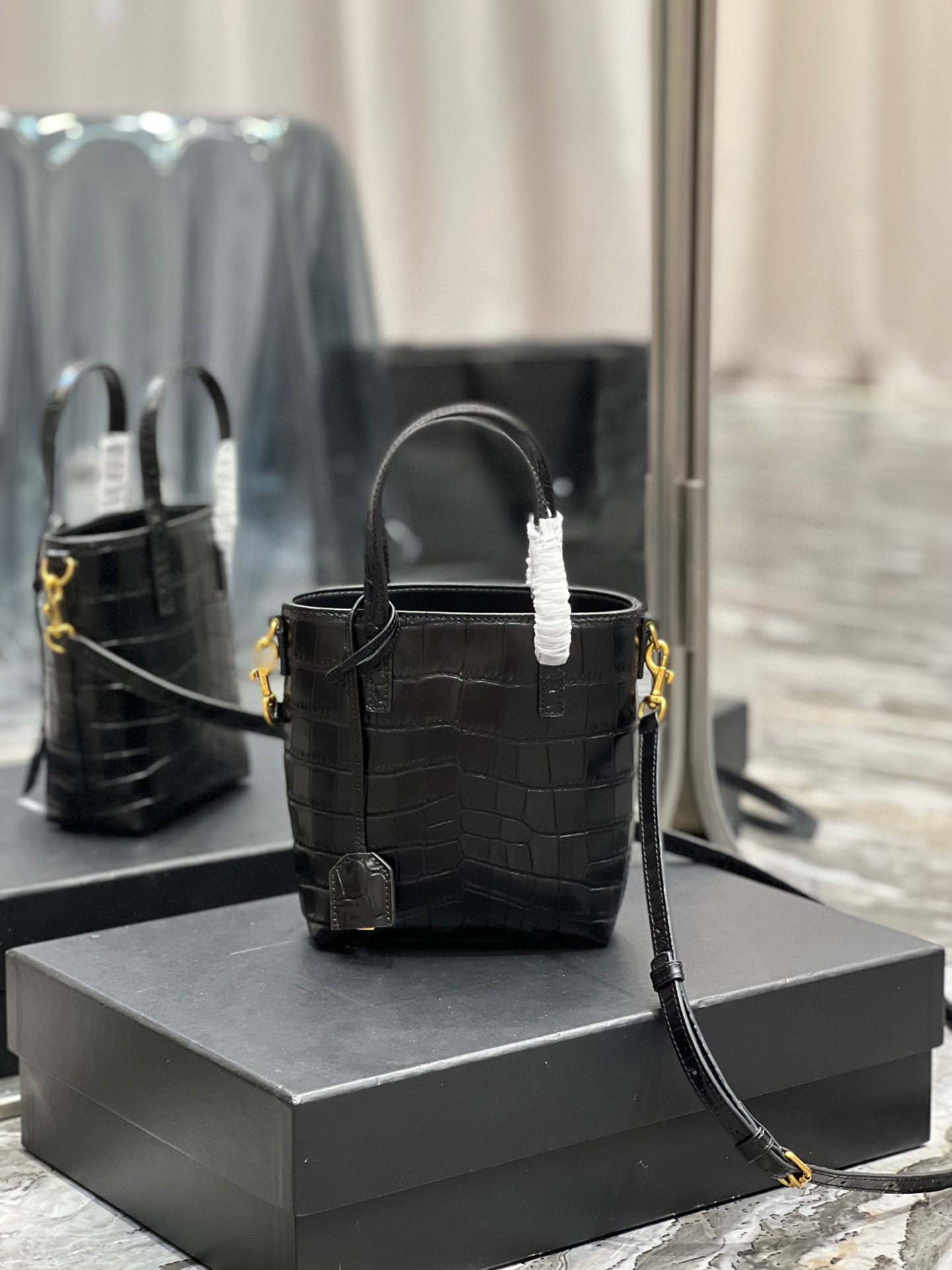 2023 New women's handbag high-end quality crossbody bag crocodile cowhide shoulder bag can be carried on the shoulder and back is very practical 712367, Black
2023 New women's handbag high-end quality crossbody bag crocodile cowhide shoulder bag can be carried on the shoulder and back is very practical 712367, Black