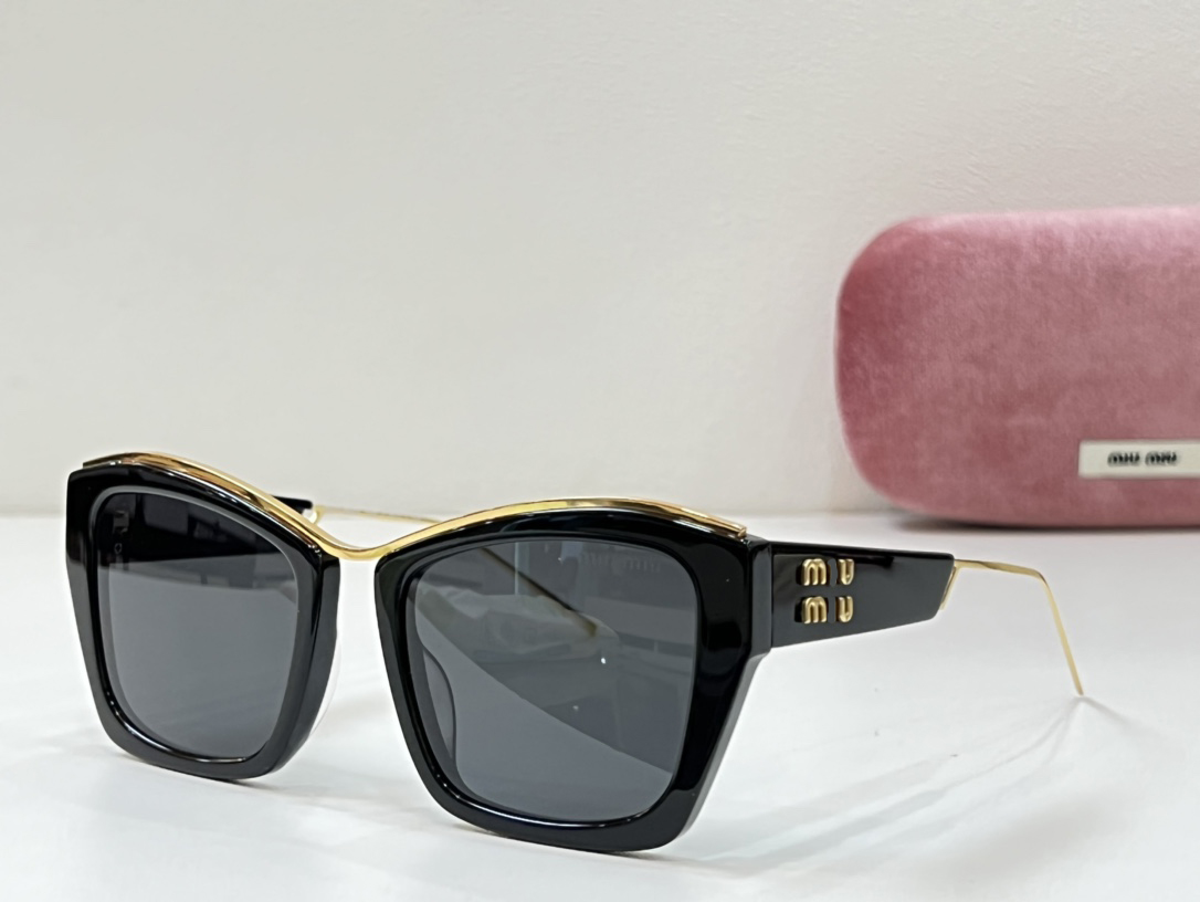 High quality sunglasses with the letters' miu 'for male and female designers, large frame glasses, luxurious and high appearance, synchronized on the official website
High quality sunglasses with the letters' miu 'for male and female designers, large frame glasses, luxurious and high appearance, synchronized on the official website