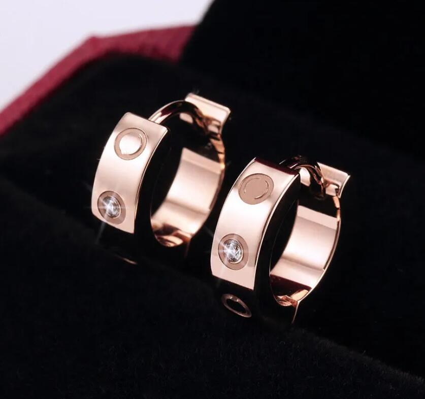2023 Fashion Jewelry Gifts designer Earrings Hip Hop small Stud Earings Gold Rose Earrings for Women Wedding party no box
2023 Fashion Jewelry Gifts designer Earrings Hip Hop small Stud Earings Gold Rose Earrings for Women Wedding party no box