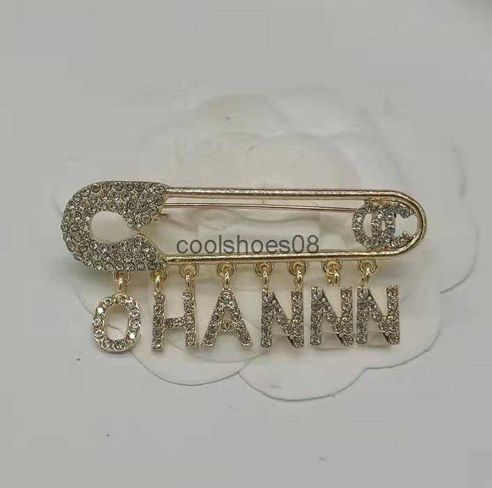 Fashion Designer High-end Sweater Suit Collar Pin Brooches for Mens Womens Luxury Inlay High Quality Crystal Rhinestone 18K Gold Plated Pendant Brooche Jewelry Gift
Fashion Designer High-end Sweater Suit Collar Pin Brooches for Mens Womens Luxury Inlay High Quality Crystal Rhinestone 18K Gold Plated Pendant Brooche Jewelry Gift