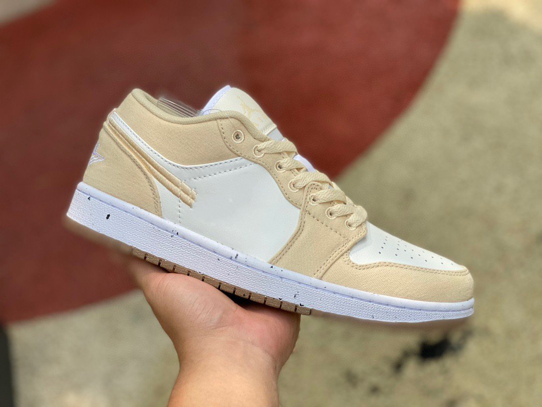 1 1s Yellow and white sail silk basketball shoes FN3722-701 Womens Mens Size US 4Y-12 EUR 36-46, Light brown
1 1s Yellow and white sail silk basketball shoes FN3722-701 Womens Mens Size US 4Y-12 EUR 36-46, Light brown